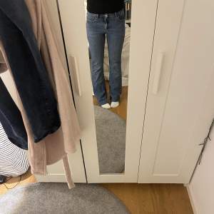 Super sköna och fina bootcut jeans!  Strl 36💕