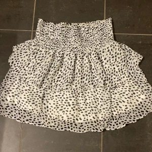 Kjol perfekt till sommaren  - Super fin kjol från Chelsa, perfekt till sommaren! Använd Max 5 gånger så som gott som ny! Nypris 400kr säljer den för 150kr+frakt 