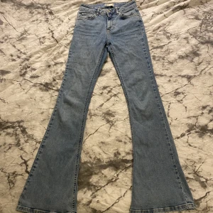 Bootcut jeans - Säljer denna super snygga jeansen med en tår i ögat 🥲 De är för små för mig. Storleken är S men passar en som är xs, kanske xxs. Hör av dig vid frågor eller fler bilder! 💙💙