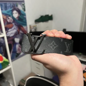 Louis Vuitton Reversible Monogram Eclipse Belt - 85cm 9/10 skick Kommer med box, kvitto och dustbag