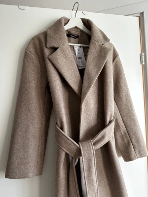 Kappa - Irmelin kappa från Gina Tricot storlek S. Helt oanvänd med lappar kvar. Helt slutsåld på hemsidan! 