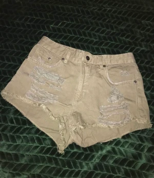 Jeansshorts - Militärgröna jeansshorts. Använda få gånger. Ca 75 cm omkrets i midjan.