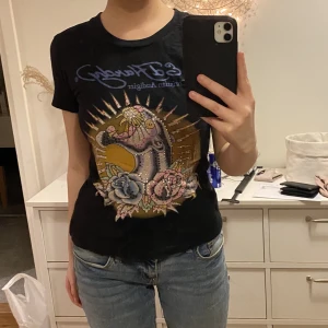 Ed Hardy t-shirt - fin ed-hardy tshirt i vad jag skulle säga är strl xs-s, som nyskick🫶 säljer pga inte min stil längre💕pris kan diskuteras vid snabbt köp!