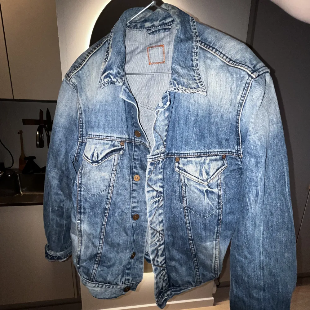 Jeans jacka från Hugo Boss perfekt för våren 🌸🌺  Strl M . Jackor.