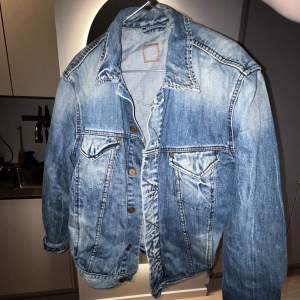 Jeans jacka från Hugo Boss perfekt för våren 🌸🌺  Strl M 