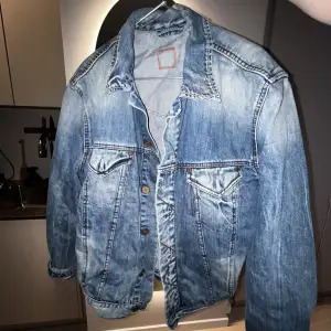 Jeans jacka från Hugo Boss perfekt för våren 🌸🌺  Strl M 