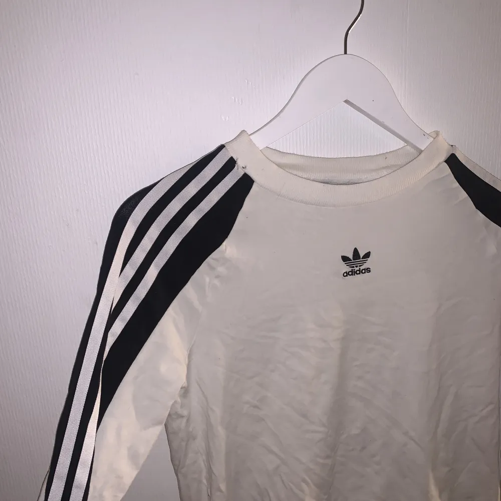 Adidaströja strl S men den passar även en M.  150 kr, skriv ifall ni vill ha fler bilder 🌸. Hoodies.