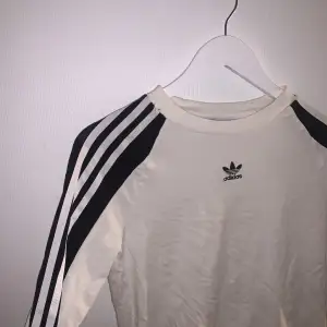 Adidaströja strl S men den passar även en M.  150 kr, skriv ifall ni vill ha fler bilder 🌸