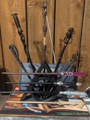 Harry Potter Stav ställ / wand stand  - Med plats för 11 stavar, 7 hål & 4 hållare