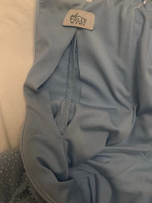 Oh Polly klänning  - Säljer en ljusblå oh polly klänning använd Max 2 gånger och uppsprättad så funkar perfekt som en 36 men är en 34 enligt klänningens mått. Säljer den då den inte kommer till användning. 