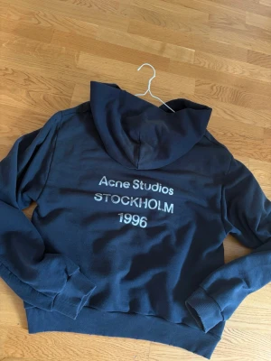 Acne studios hoodie  - Såå snygg Hoodie med slitningar som detaljer, Säljer åt min sambo som endast använt den en gång. Storlek M men större i storlek. Lite lång på honom som är 180. Köpt från Luisaviaromas hemsida , nypris låg på 4100
