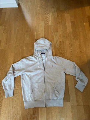 Ralph lauren zip hoodie - Tja! Säljer denna rikigt feta unika RL hoodie i storlek M. Inga defekter alls, skulle det vara något är det bara att höra av sig😊 Pris ej hugget i sten!