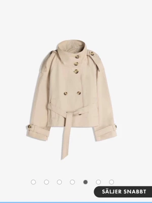 Bershka kort beige trenchcoat - Kort viral trenchcoat i beige med hög krage från bershka, storlek S. Nypris 559 kr. Fler bilder kan skickas vid seriöst intresse. OBS sista bilden är lånad 🌸✨
