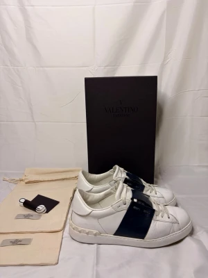 Valentino open  - Säljer ett par valentino opens i storlek 41 men passar även 42. På bilderna är de lite smutsiga men går att rengöra såklart och få de ännu fräschare. Box,dustbag och även kvitto ingår i köpet även nya valentino snören ingår. Skorna är 100% autentiska. Hör av dig vid funderingar ✅😁