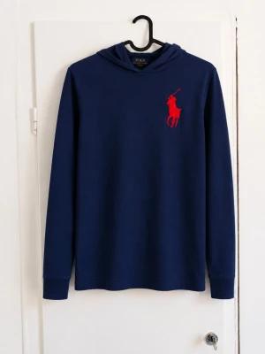 Polo Ralph Lauren Big Pony hoodie – marinblå 🔵🔴 - Snygg marinblå hoodie från Polo Ralph Lauren med stor röd broderad Big Pony-logga på bröstet. Klassisk och stilren modell med randig insida i huvan. • Storlek M (10–12) / 150 • Marinblå med röd Big Pony-logga • Huva med randig insida • Långärmad, tunnare modell • Broderad logga • Fint begagnat skick utan defekter förutom att den är lite färg blekt! Perfekt som tunnare hoodie/tröja till vardags. Skriv gärna vid frågor eller om du vill ha mått 📦