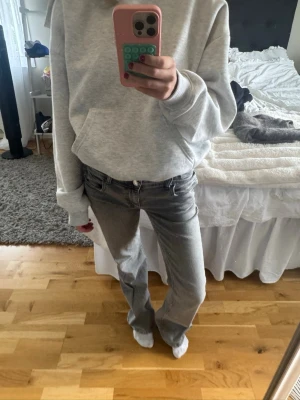 Grå raka jeans med låg midja - gråa jeans från gina tricot med en söt stjärna på bakfickan 