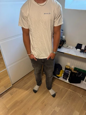 Vit t-shirt från BVALDI med tryck - Vit t-shirt från BVALDI med blått tryck på ryggen där det står 'MONTE CARLO' och ett schackmotiv. Priset är inte hugget i sten vid en snabb affär 🪨 