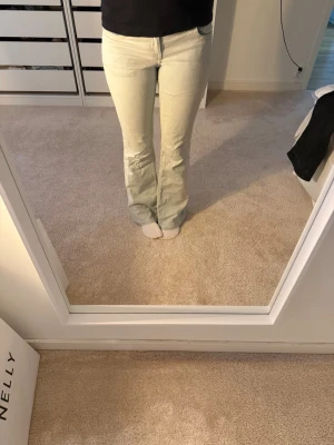 Ljus blå bootcut jeans - Säljer ett par ljusblå jeans med bootcut passform och snygga fickor. Jeansen är mid rise 