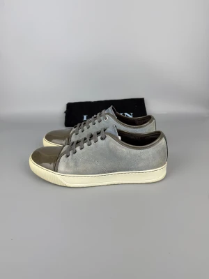 Lanvin Dbb1 Patent Cap Toe Sneaker Blue | 41 - Lanvin sneakers i ljusblått läder, mycket fint skick. Dustbag ingår.