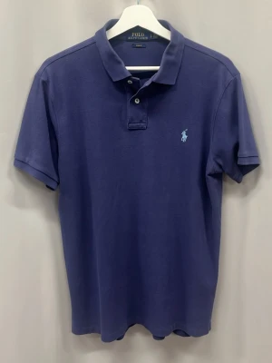 Ralph Lauren piké  - Fint skick utan defekter, skulle säga att färgen är marinblå/lila