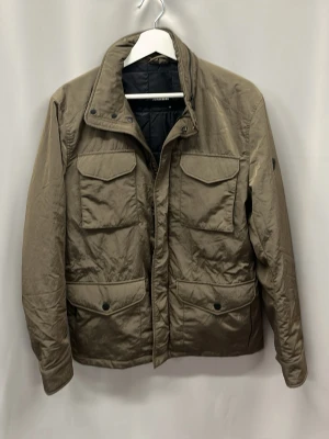 J.Lindeberg fieldjacket - Säljer nu denna jlindeberg fieldjacket i storlek xs, den är i fint skick utan defekter. Den är lite tunnare än en vanlig fieldjacket med dun så denna passar perfekt på höst, vår och lite kyliga sommarkvällar.