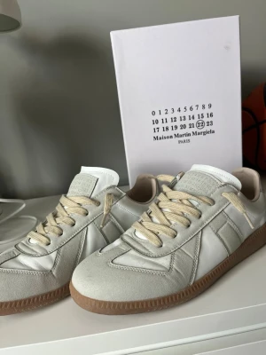 Snygga moderna sneakers  -  Snygga klassiska sneakers i färgen beige och vit med både mocka och läder. Passar till många cleana outfits