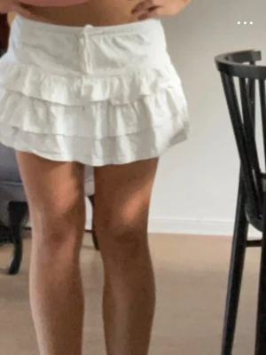 Vit söt kjol  - Vit fin kjol från Gina i stl M i mkt bra skick🩷