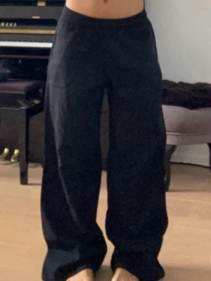 Nya mjukisbyxor - Helt nya svarta mjukisbyxor / byxor från H&M i storlek S. En ficka på baksidan, 2 på sidan av byxorna och snören innuti så man kan dra åt i midjan. Prislapp kvar och aldrig använda🩷