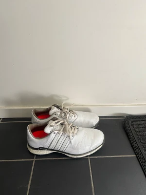 Adidas Tour 360 - Hej, säljer mina Adidas Tour 360, storlek 43 och 1/3. Med boost sula för komfort samt ovandelen som är vattentät. Enligt mig väldigt sköna och bra golfskor. Lite repor men annars helt funktionella 