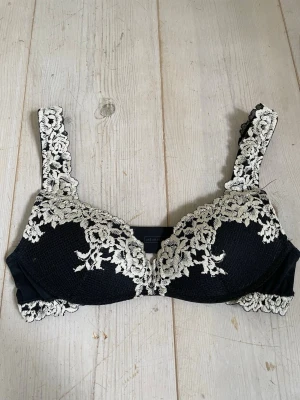 Svart intimissimi bh - Svart intimissimi bh push up. Sen är riktigt men har klippt bort lappen pågrund av skav. Den har två små hål på bandet där bak och lite knottrar på insidan kan skicka bild på det vid köp😊om nån har någon fundering skriva till mig💞