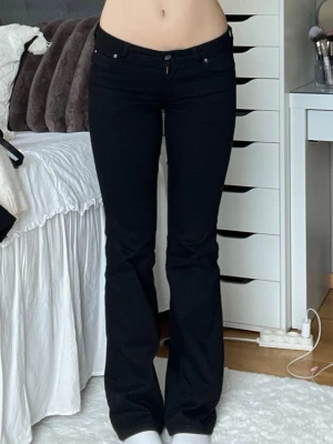 Svarta bootcut jeans - Svarta lågmidjade bootcut jeans från Lee i modellen ”Jessica” i storlek 26 längd 33🤍 Midjemåttet är 36 cm och innerbenslängden 82 cm. De sitter väldigt bra på mig som är 170 cm. Stretchiga och sköna att ha på sig! Köpte dem nyss men säljer nu då de inte kommer till användning- så näst intill nytt skick