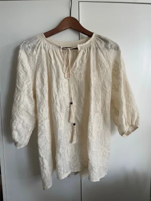 Vit boho-blus - Säljer en luftig vit boho-inspirerad blus med trekvartsärm och en lite större passform❣️⭐️