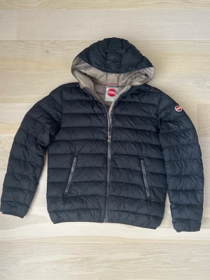 Colmar jacka - Säljer denna snygga colmar jackan. Jackan är använd och har lite tecken på användning. Storlek 54/L.Svart. Finns en osynlig lagning som man ser på bild 3 men inget som syns vid användning och även lite smuts vid armbågen. Defekterna är inte synliga alls. 