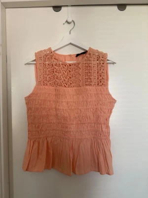 Orange topp - Orange/peachfärgad topp från Zara i storlek M🧡