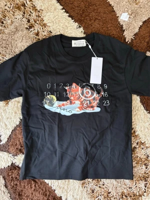 Maison margiella t shirt - Super schysst mm t shirt perfekt nu inför skolstart! | Skick; 10/10 aldrig använd! | Strl; M | Pris kan diskuteras vid en snabb o smidig affär/Mvh Nitro❤️