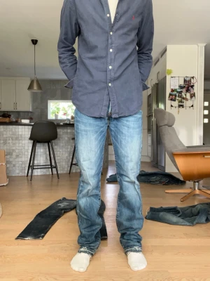 Levis jeans 501or  - Tjenare!! Säljer nu ett par 501or i fint skick, dem har ett hål på bakfickan o sen så är det ju uppflyttat nere vid benen. Längden är 110 cm.