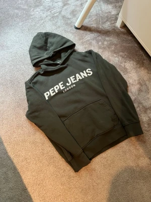 Pepe Jeans Hoodie - UTFÖRSÄLJNING‼️ * Model/passform: Slim/Glenn * Storlek: S/Xs * Skick: Mycket bra skick * Färg: Grön * Mått: Finns i sista bilderna.