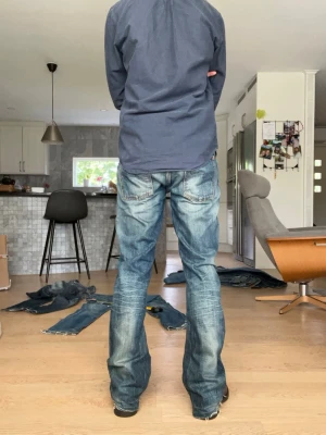 Nudie Jeans Bootcut ”GRIM TIM”  - Tjenare!!! Säljer nu ett par riktigt snygga bootcut jeans. Dem är gjorda till bootcut så det är inte samma jeanstyg där nere men det är väldigt snyggt gjort. Längden är 106cm o midjan är typ 40