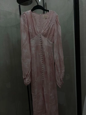 Rosa Adoore klänning (lång)  - Jättefin rosa Adoore långklänning i storlek 34. Använd endast en gång, inga defekter!! Säljer pga kommer inte till användning.. 💗