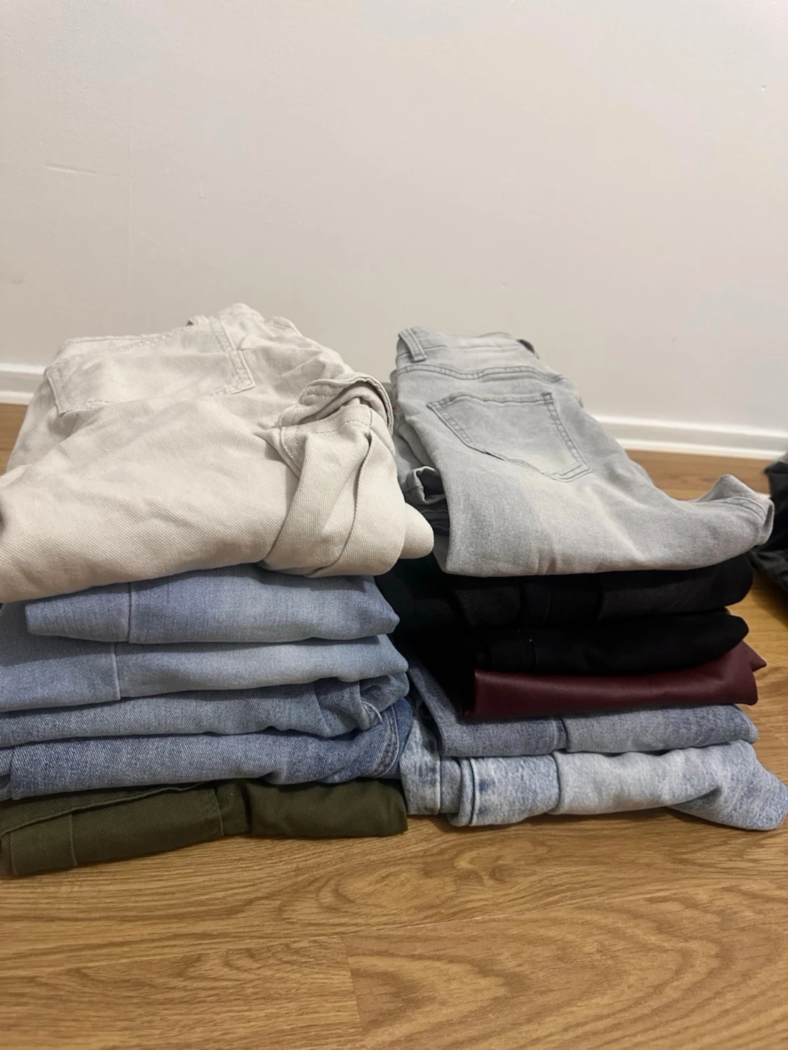 Flerfärgade jeans i olika tvättar