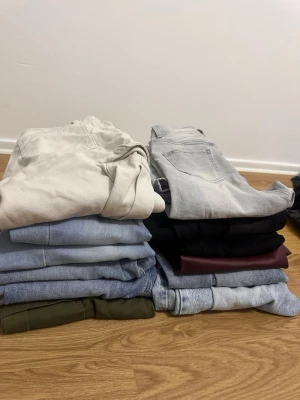 Flerfärgade jeans i olika tvättar - Säljer ett gäng jeans i olika färger och tvättar, bland annat ljusblå, svart, grå, beige, vinröd och militärgrön. Modellerna varierar mellan raka och smala ben. Perfekta för dig som vill ha variation i garderoben! Storlekarna xs och s separata bilder finns ej säljer endast alla ihop 