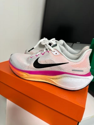 Nike Pegasus 41 - Ett par snyggt och stilrena löpar skor. Jag har använt de bara några gånger och säljer nu de eftersom jag inte löper längre. Köpte de för 1600kr.