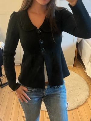 Svart kappa  - Jättesöt kappa/varm kofta i XS