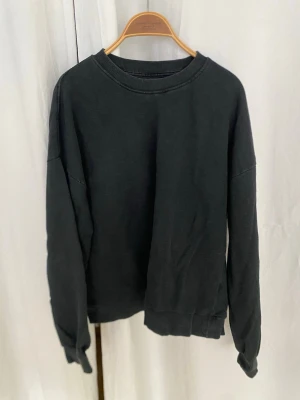 Vanlig svart tröja storlek M - Svart tröja. Använd. Sista bilden visar att den är lite blekt här och där på kanterna. Går enkelt att färga om om man kan. I övrigt är tyget i bra skick.