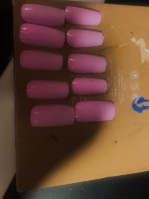 Långa rosa press-on naglar - Snygga långa press-on naglar i en glansig rosa färg. Naglarna har en rak, kistformad design som ger en trendig look. Perfekta för dig som vill ha en färgstark och stilren manikyr utan att gå till salong. Kan oxå klippa i naglarna för att hitta din storlek utan att manikyren spricker ❤️