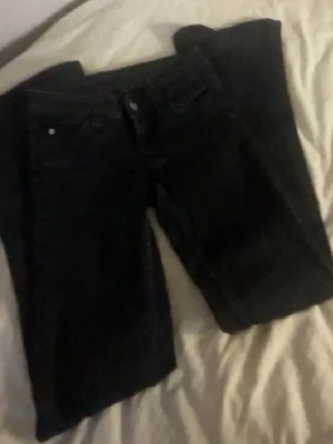 Svart Cheap monday jeans - Säljer ett par svarta lågmidjade jeans från cheap monday/ week day 💗 dom är tyvärr för små för mig, strl är 24/30 (passar ungefär om du är 154-159 cm lång ) pris kan diskuteras 💗 jätte bra skick,(kanterna längst när märket har lossnat lite, inget man märker dock ✨ (domma är lite pop så därför Priset är lite högre, kostar 400 kr på hemsidan! 💖) 