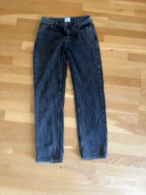 Svarta jeans från grunt - Säljer ett par svarta jeans från grunt. Jeansen har klassisk femficksdesign och är tillverkade i ett mjukt denimtyg. Perfekta för en avslappnad och trendig look.