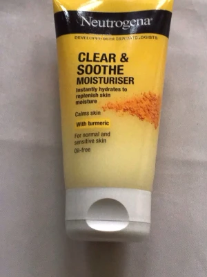 Neutrogena Clear & Soothe Moisturiser - Neutrogena Clear & Soothe Moisturiser är en oljefri ansiktskräm med gurkmeja och hudvänliga ingredienser, speciellt framtagen för normal och känslig hud.  Ansiktsgel passar oren hy med finnar. Krämen återfuktar direkt och lugnar huden. Förpackningen är gul och vit i plast med svart Neutrogena-logga.