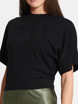 Svart T-shirt - T-shirt från lager 157 tajt åtsittande runt midjan och pösiga armar. Storlek S. Använd ett fåtal gånger. 