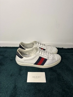 Gucci Ace - Säljer ett par snygga Gucci Ace i väldigt fint skick🙌 storlek 44⚜️